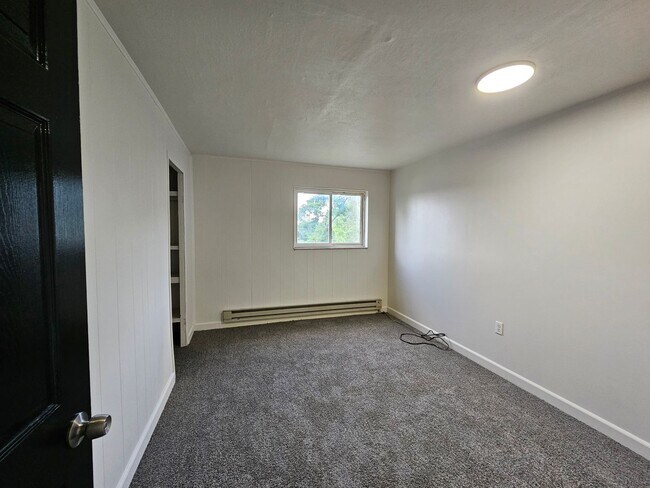 Building Photo - Newly updated 3 bedroom 2 bathroom home in...