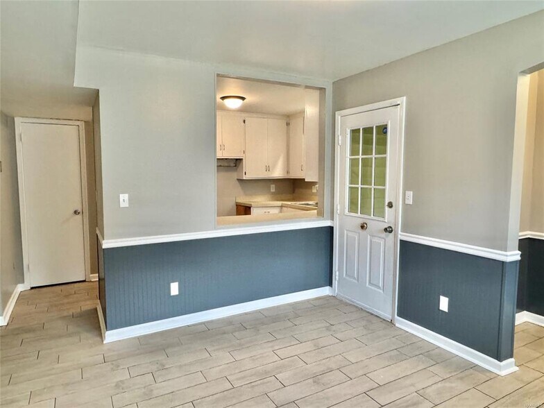 Building Photo - 697 Chatsworth Dr