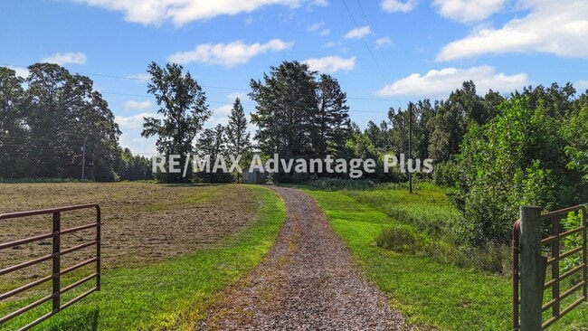 Building Photo - Picturesque 3-Bedroom Home with Cathedral ...