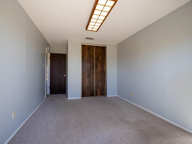 Building Photo - 1209 Hi Stirrup