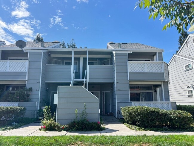 Building Photo - 1611 Thorncrest Dr