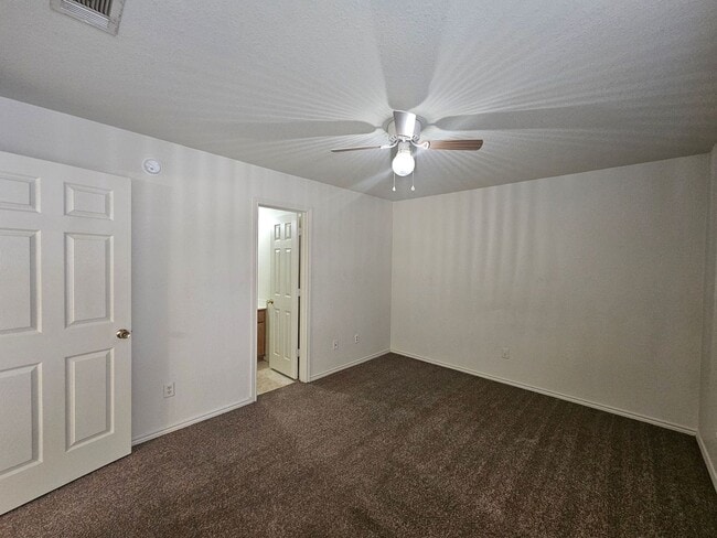 Building Photo - AVAILABLE NOW!