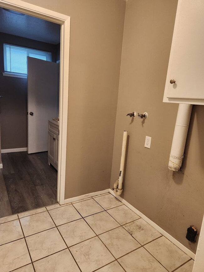 Building Photo - 3 Bdrm, 2 bath off Meadowview - semi remod...