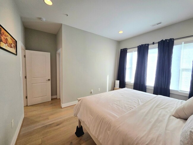 Building Photo - Updated 2 BR/2 BA Condo | Top Floor Living...