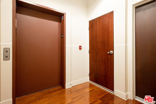 Building Photo - 8788 Shoreham Dr