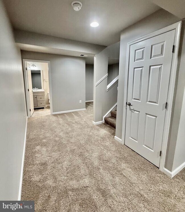 Building Photo - 9411 Wood Creek Cir
