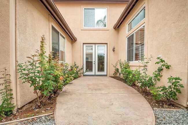 Building Photo - Modern 5 Bedroom in Paseo Del Sol