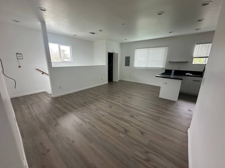 Building Photo - 15122 Burbank Blvd