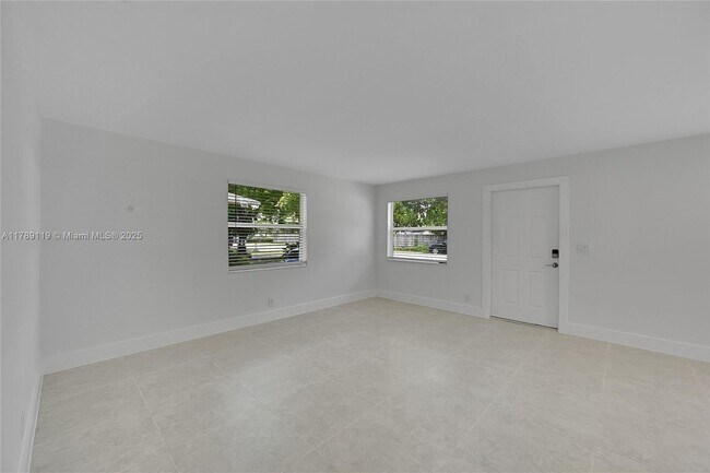 Building Photo - 810 SW 12th Ct