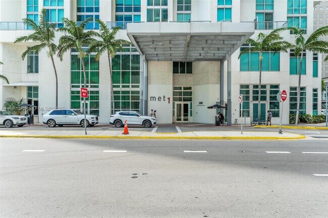 Building Photo - 300 S Biscayne Blvd