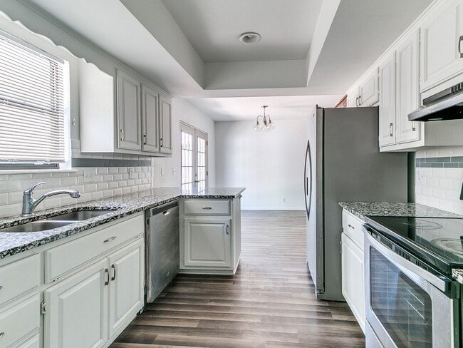 Building Photo - Beautiful 4 bedroom in South Tulsa and Union School District