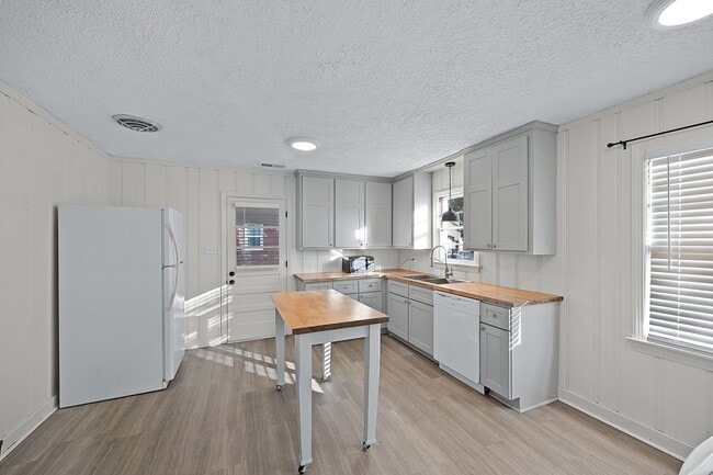 Building Photo - **AVAIL. NOW** The perfect blend of style ...