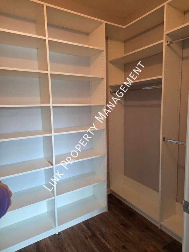 Building Photo - Beautiful One-Level Downstairs Condo in Prime Hamilton Place Location