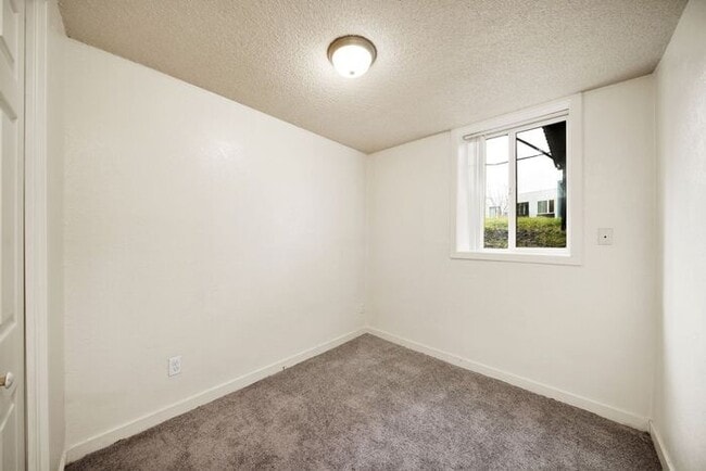 Building Photo - FIRST MONTHS RENT FREE! 2 bedroom 1 bath!!