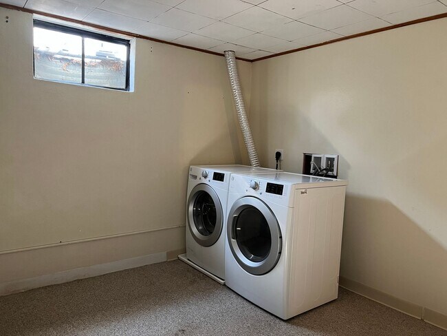 Building Photo - Charming 4BED/2 BATH Brick Ranch Home in L...