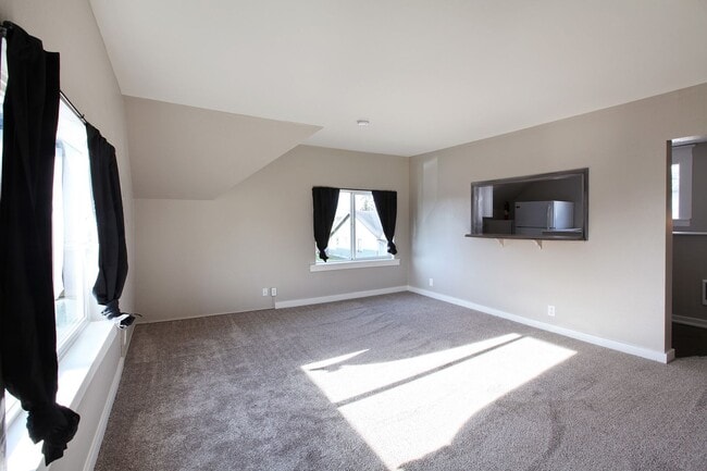 Building Photo - Darling 2 Bedroom Convenient Stanwood Home Move in Ready!