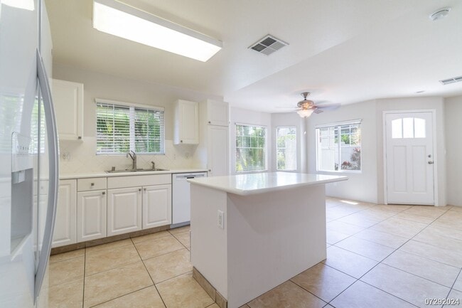 Building Photo - $3700 | 3br/2.5ba Townhome in Fairway's Edge