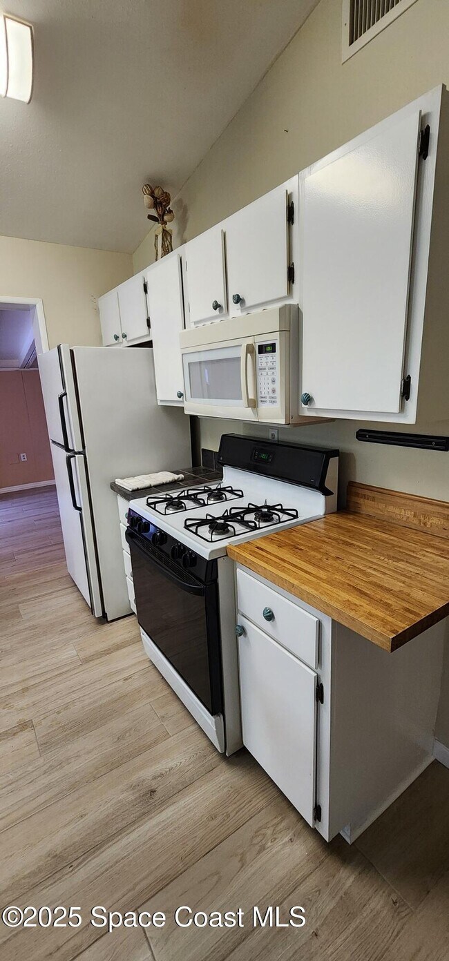 Building Photo - 833 Cronin Ave