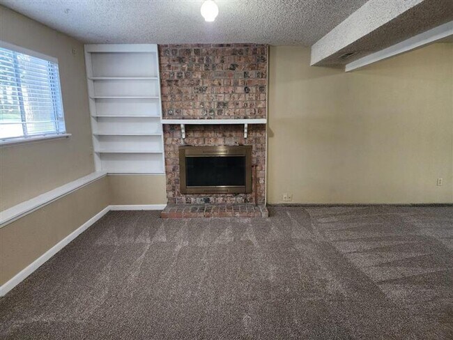 Building Photo - **PENDING APPLICATION**Beautiful 3 Bed 1.5...