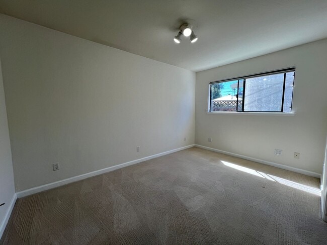 Building Photo - Updated Single Story Home located in Conve...