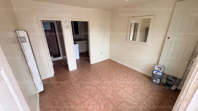 Building Photo - 105 E 8th St