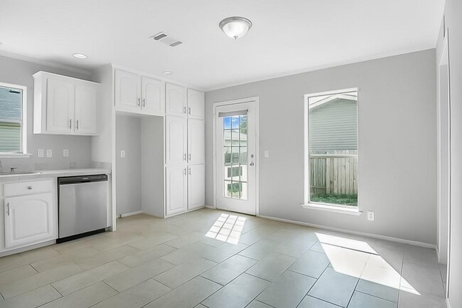 Building Photo - 10007 Summerberry Ln