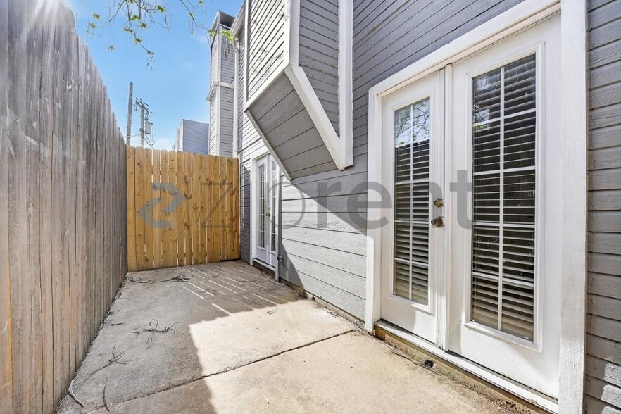 Building Photo - 4626 San Jacinto St