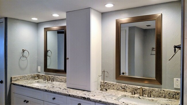 Building Photo - Seasonal Short-Term 2-Bedroom 2-Bathroom Condo located on Venice Island!