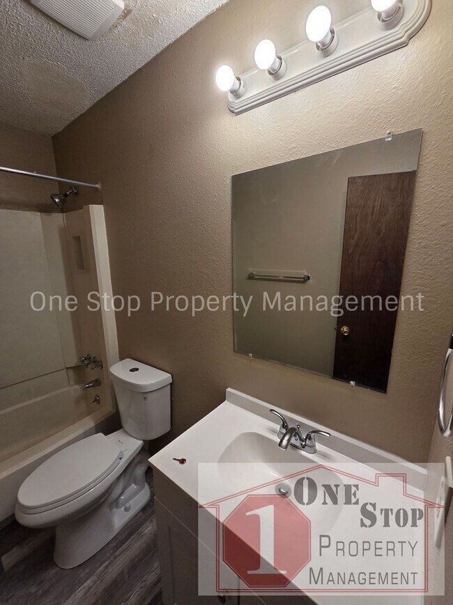 Building Photo - Gorgeous 2 Bedroom, 1.5 Bath in Independence!