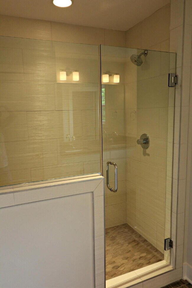 Building Photo - Spacious 4-Bedroom home minutes walk from the park!