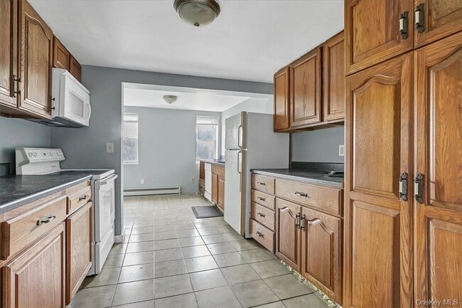 Building Photo - 492 Black Meadow Rd