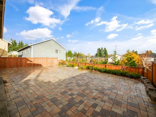 Building Photo - 4 Bed and 2.5 Bath Beautiful Single-family...