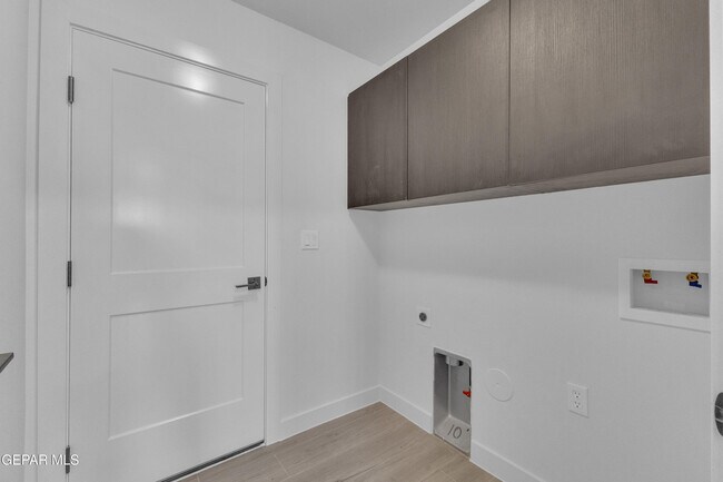 Building Photo - 5981 Ruidoso Downs St