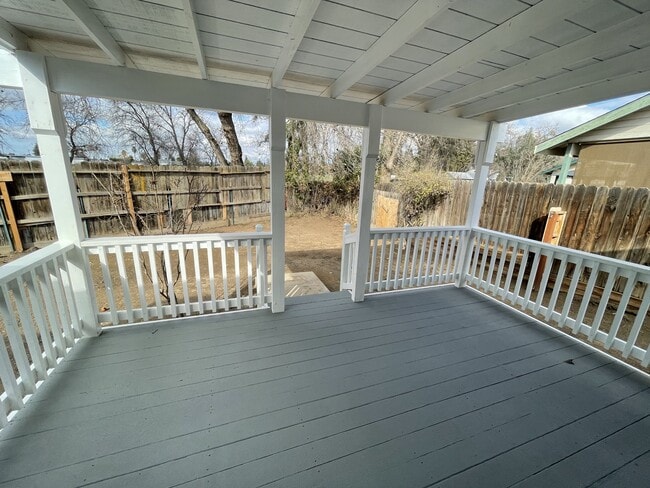 Building Photo - 2800 E Valley Oaks Dr