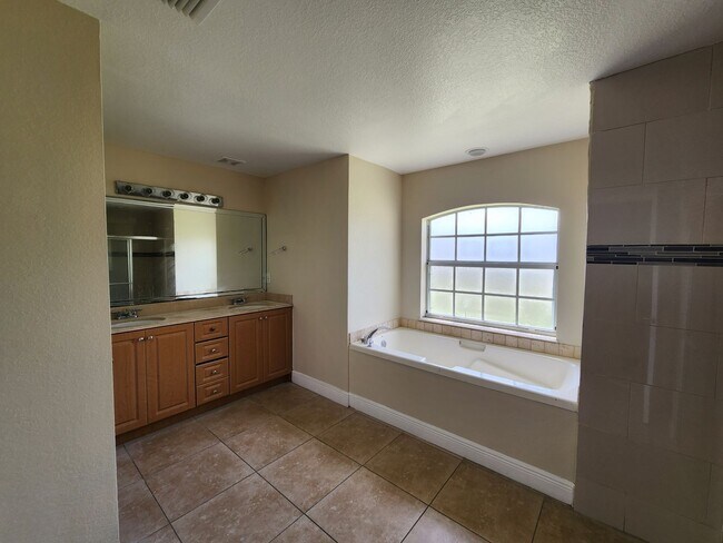 Building Photo - 3702 5th St SW