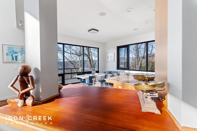 Building Photo - 910 Rockhold Dr