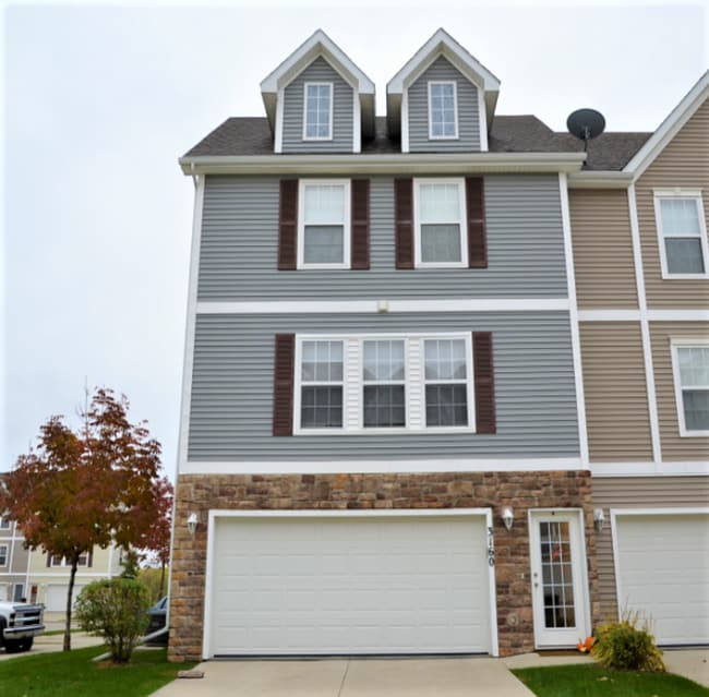 Building Photo - 2 Bedroom Townhome Available October 13th,...