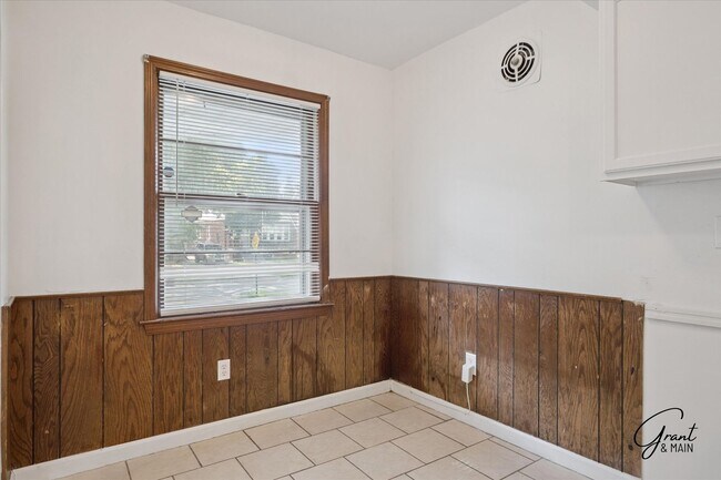Building Photo - 3 bedroom - 1.5 bath - bungalow - $1195