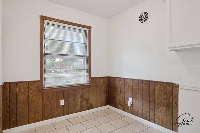 Building Photo - 3 bedroom - 1.5 bath - bungalow - $1250