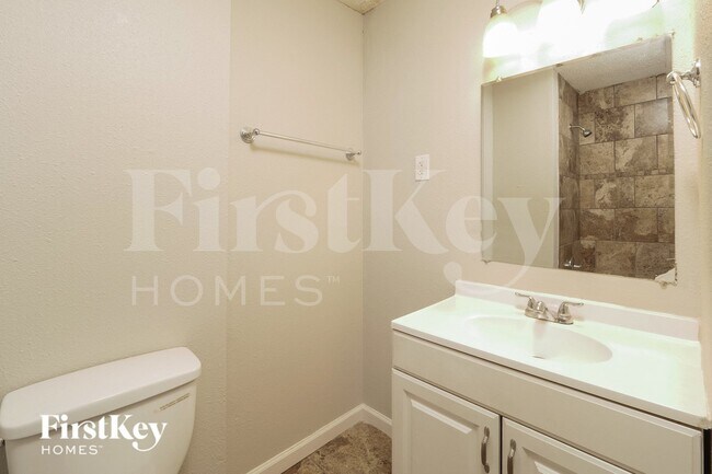 Building Photo - 8728 Everett St