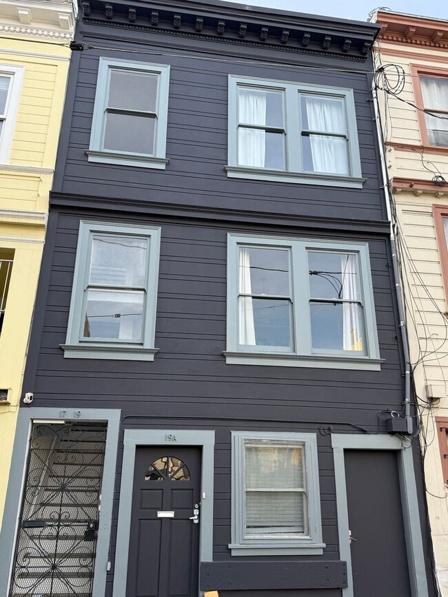 Building Photo - 202 (17-19 Card Aly)