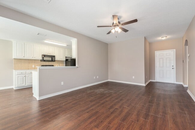 Building Photo - Available for Immediate Move in! Newly Ren...