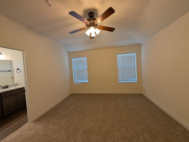Building Photo - 1 MONTH FREE RENT / Close to HWY for Commu...