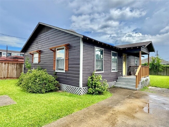 Primary Photo - 811 Adele St
