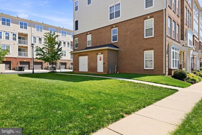 Building Photo - 43487 Town Gate Square