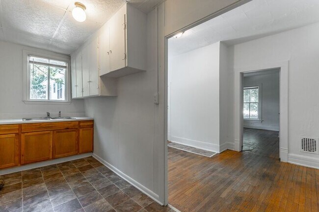 Building Photo - 518 E Manning St