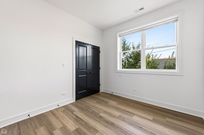 Building Photo - 3902 S Lake Park Ave