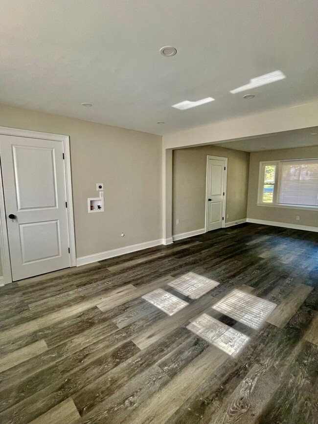 Building Photo - Welcome to this beautiful 4 bedroom, 2 bat...