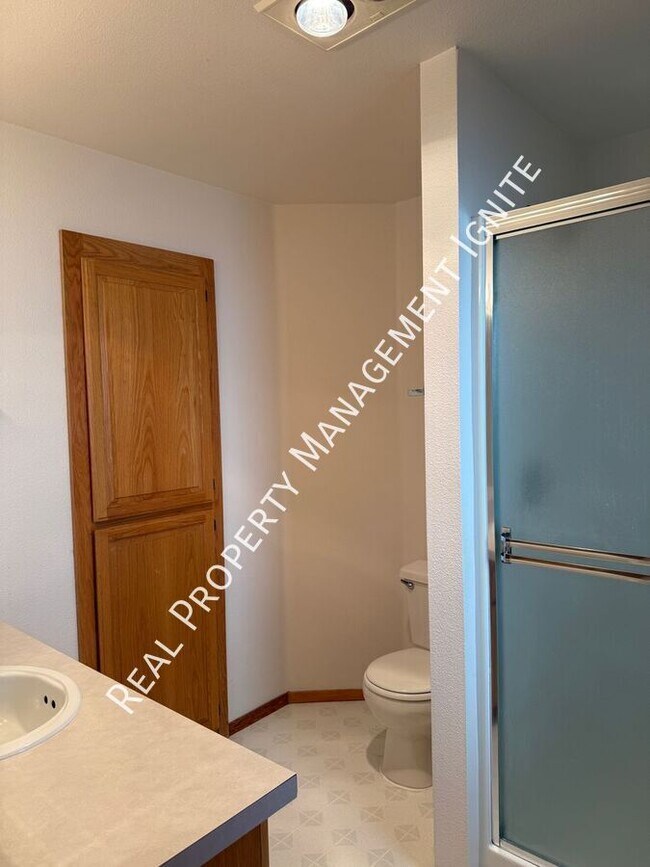 Building Photo - 1115 NE Hidden Valley Dr