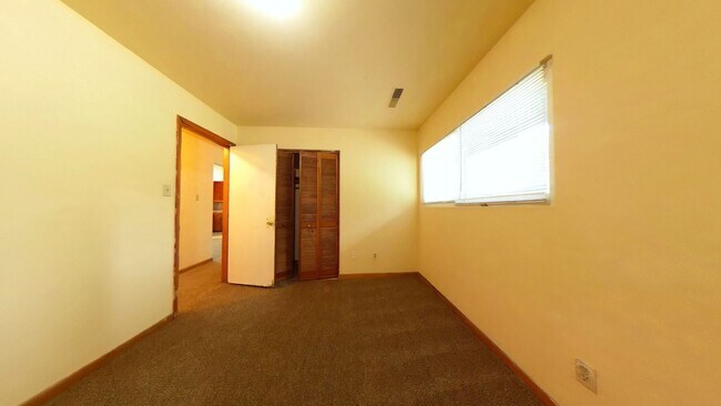 Building Photo - 2 Bedroom 1 Bath Apartment Rental in Parkv...